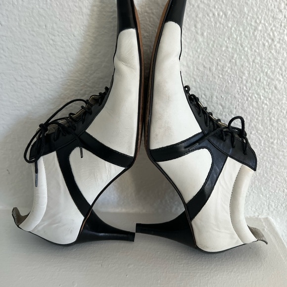 Black & White, extremely pointy & oh-so cool lace-up leather heel! - Picture 1 of 10